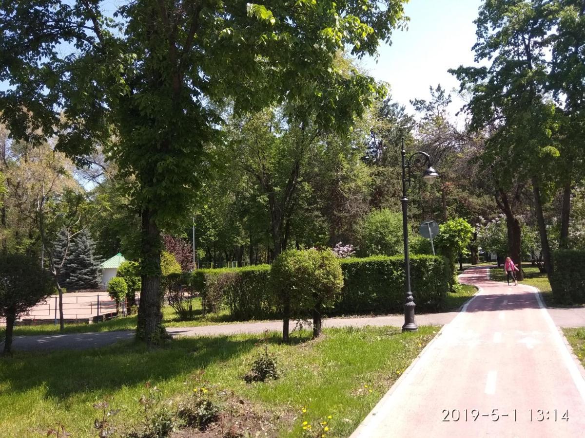 Квартира- Студия В Гостевом Доме アルマトイ エクステリア 写真